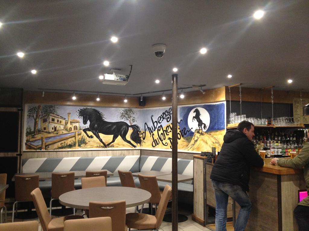 Le Cheval Noir Hotel Paris Pantin Bagian luar foto