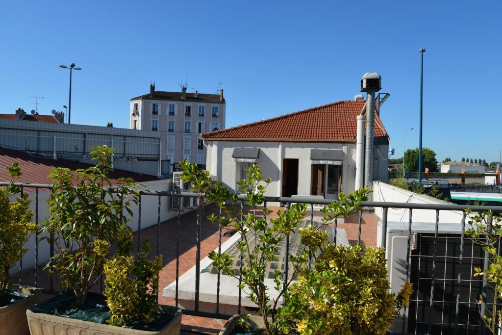 Le Cheval Noir Hotel Paris Pantin Bagian luar foto
