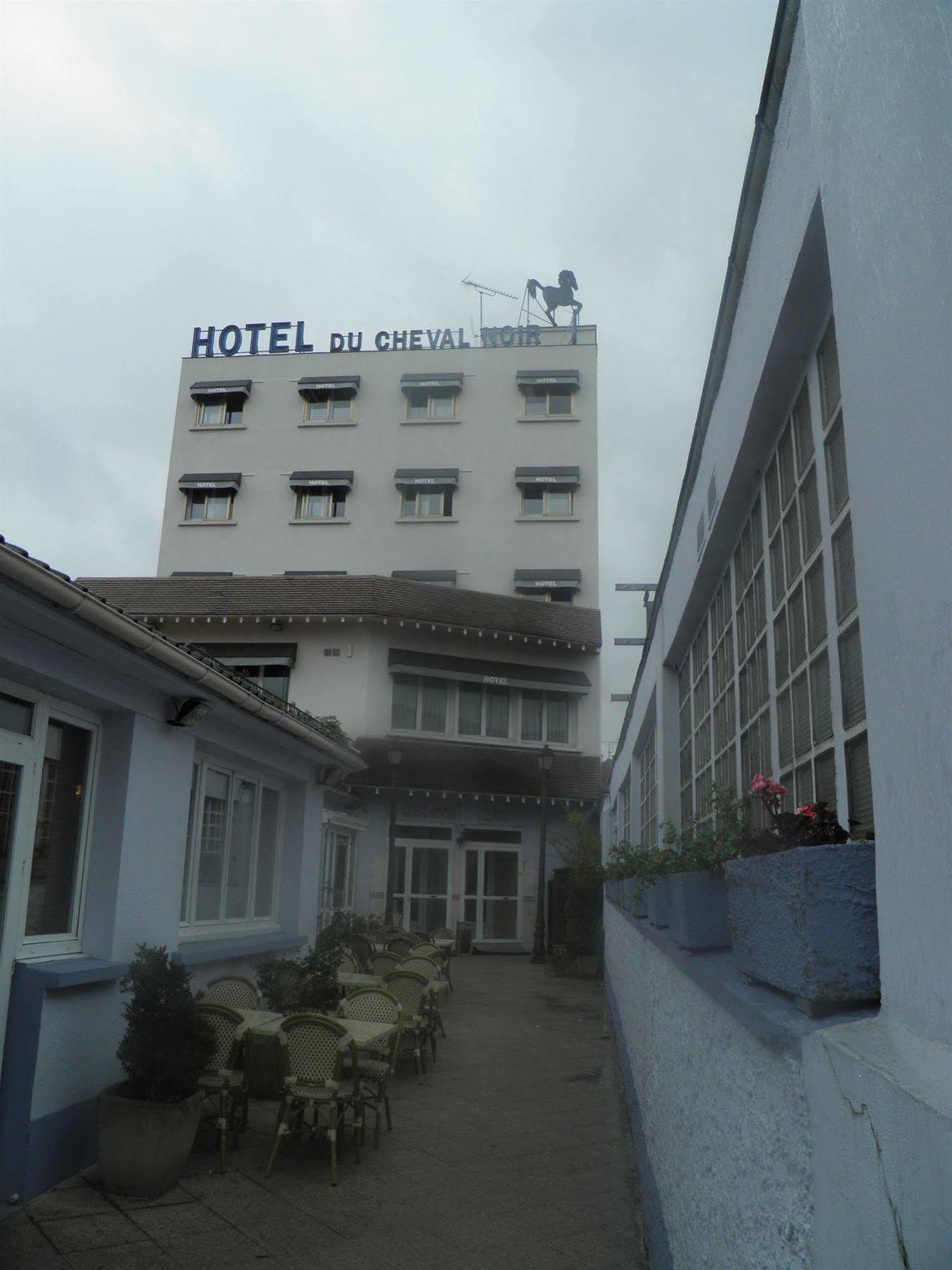 Le Cheval Noir Hotel Paris Pantin Bagian luar foto