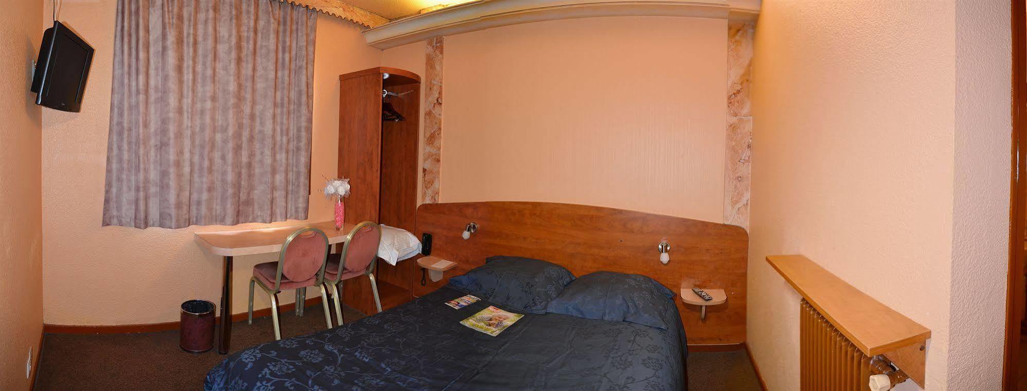 Le Cheval Noir Hotel Paris Pantin Bagian luar foto