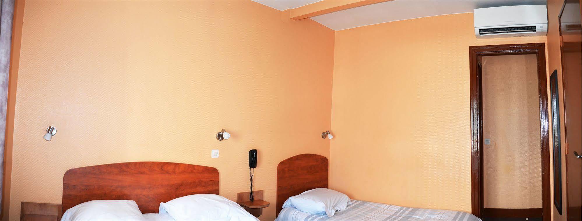 Le Cheval Noir Hotel Paris Pantin Bagian luar foto